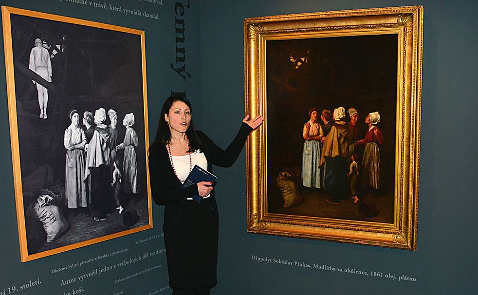 Autorka publikace o obrazu Modlitba oběšence Kristýna Brožová přiblížila návštěvníkům Alšovy Jihočeské galerie příběh tohoto díla. Vlevo na snímku původní podoba obrazu. 