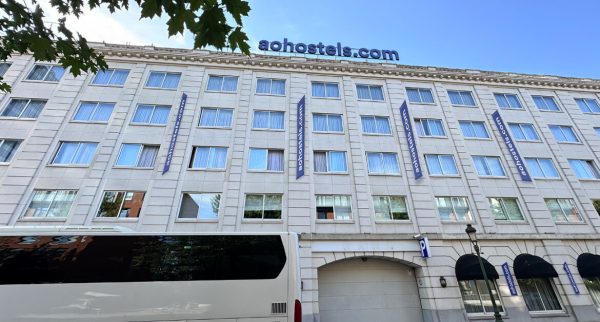 Hotel a&o Brussels Centrum funguje pod značkou a&o od 1. ledna a postupně prochází rekonstrukcí a modernizací. Po rekonstrukci bude nabízet celkem přibližně 377 pokojů s 1368 lůžky. Budova se nachází pouhých 500 metrů od vlakového nádraží Brusel Sever. Foto: a&o Hostels.