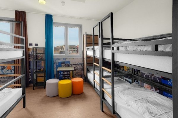 Nový design a&o: příklady dvoulůžkových (nahoře) a vícelůžkových (dole) pokojů.V hotelu a&o Firenze Campo di Marte jsou použité nástěnné panely s motivy vytvořenými umělou inteligencí. Panely mají dvojí funkci: dodávají interiéru atmosféru a zároveň chrání stěny. Foto: a&o Hostels