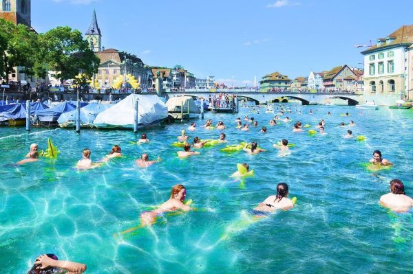 Plaváni v řece LImmat v Curychu. Foto: zurich.com