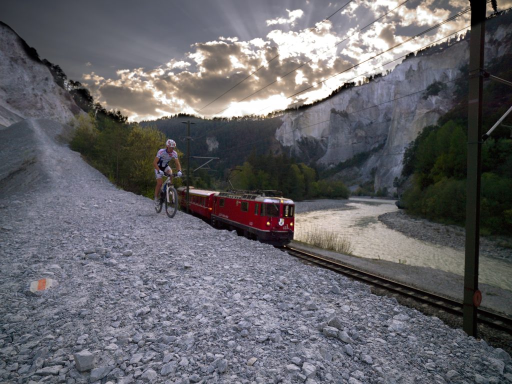 Příklad udržitelné mobility ve švýcarském stylu – na horském kole podél trati Rhétských drah (RhB). Foto: Rhaetische Bahn, swiss-image.ch/Andrea Badrutt