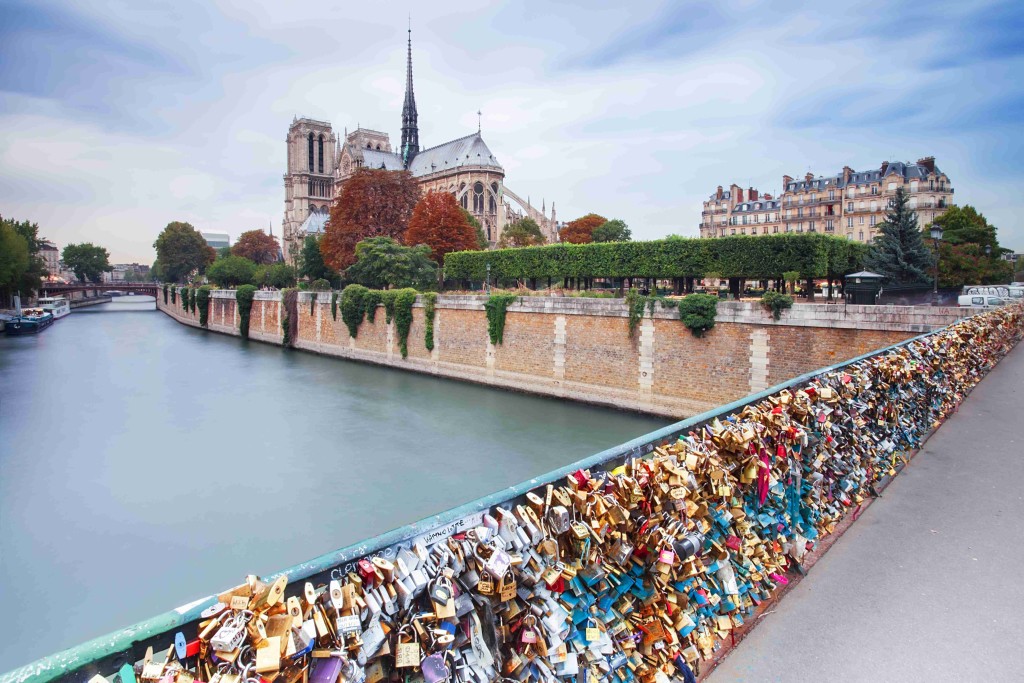 Pont des Arts se prohýbal pod stovkami zámečků... Marten_House / Shutterstock.com