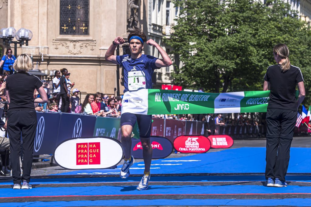 Juniorský maraton, závod běžeckých družstev středních škol v rámci Prague International Marathon 2023.