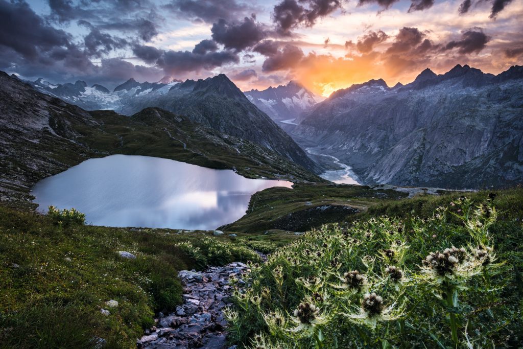Švýcarsko. Pohled na Grimselgebiet při západu slunce.