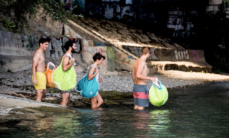 V Basileji se lze koupat přímo v centru. Stačí oblečení zavřít do vdotěsného pytle „Wicklfisch“ a nechat se unášet proudem. Foto: Switzerland Tourism/Markus Buehler