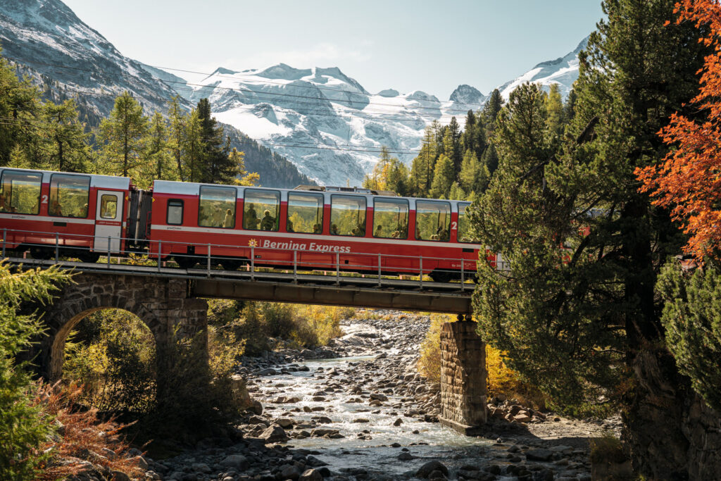 Vlak Bernina Express s ledovcem Morteratsch v pozadí. Foto: Switzerland Tourism