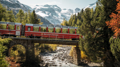 Vlak Bernina Express s ledovcem Morteratsch v pozadí. Foto: Switzerland Tourism