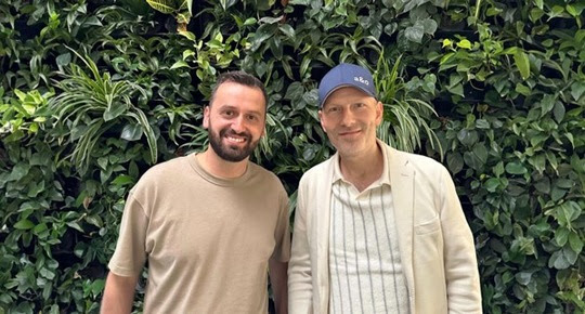 Ředitel a&o pro ESG Arben Maliqi (vlevo) a Oliver Winter: "Opravdu dobrá čísla, ale stále je na čem pracovat," vysvětluje zakladatel a generální ředitel berlínského řetězce hostelů a&o. Cíl: stát se do roku 2025 prvním evropským řetězcem hostelů s nulovou čistou spotřebou. Od zahájení měření v roce 2015 se společnosti a&o podařilo snížit emise CO2e o více než 77 procent na přibližně 3,32 kilogramu na jednu noc. Další čísla, údaje a základní informace najdete v aktuální Zprávě o udržitelnosti do roku 2023 (Foto: a&o Hostels)